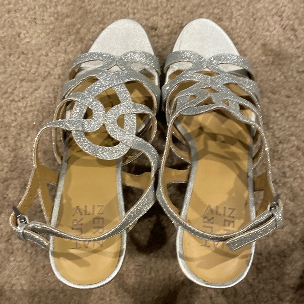 Naturalizer size 7 1/2 silver sparkle heels, worn a few times. Good condition.